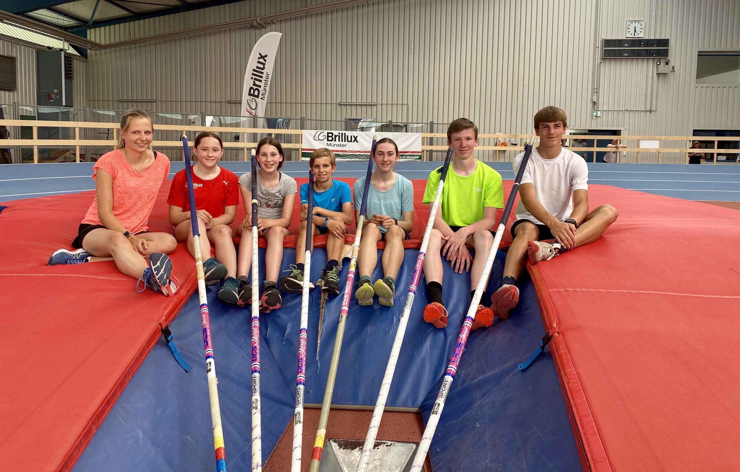 Linna Tietmeyer mit der Stabhochsprung-Nachwuchs-Trainingsgruppe